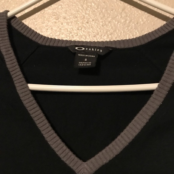 Ladies Oakley Top. Black and Gray. Small - Picture 4 of 4